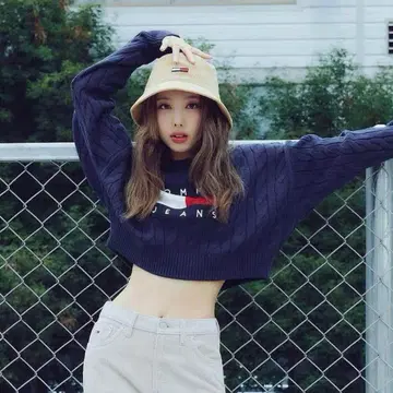 TOMMY JEANS 블랙 크롭 스웨터