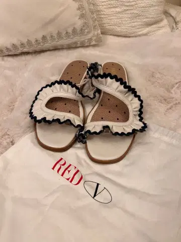RED V 프릴 장식 화이트 샌들