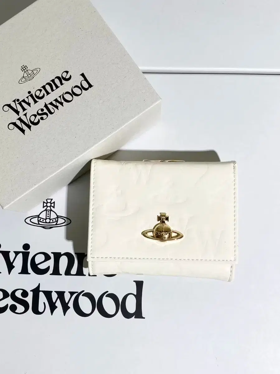 VIVIENNE WESTWOOD | 비비안웨스트우드 Vivienne Westwood White Leather Coin Wallet  #오브 코인지갑,#미니멀 지갑,#비비안 웨스트우드,#vivienne on Bunjang Global Site.
