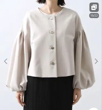 베이지 퍼프 슬리브 노카라 자켓 Gready Brilliant