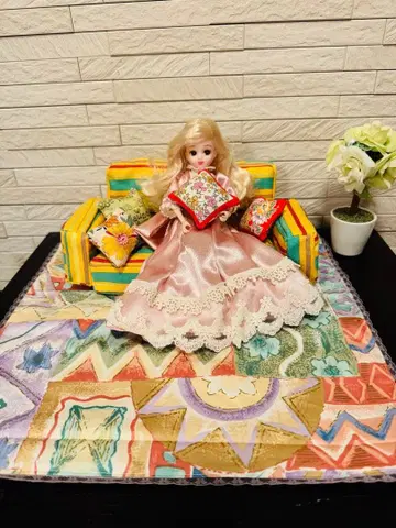 핸드메이드 미니어처 소파와 쿠션과 카펫