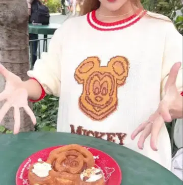 미키 와플 니트 스웨터