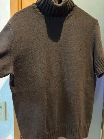 다크 브라운 하이넥 니트