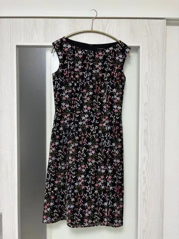 TOCCA 꽃무늬 슬리브리스 무릎 기장 원피스