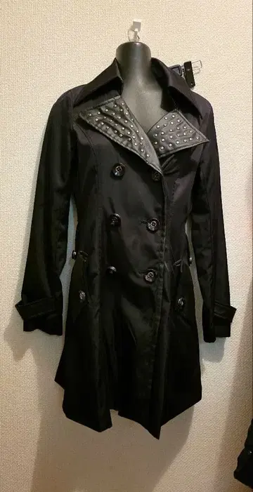 스터드 장식 블랙 트렌치코트