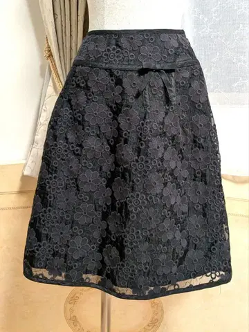 슈퍼 뷰티 스커트 40 시스루 총 자수 플라워 모티브 블랙