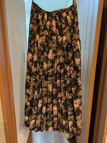 꽃무늬 플리츠 랩 롱 스커트 잉게보그