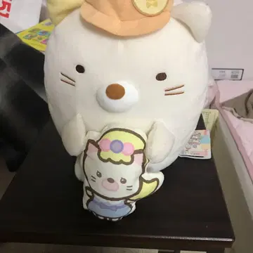 화이트 곰 봉제 인형과 고양이 캐릭터