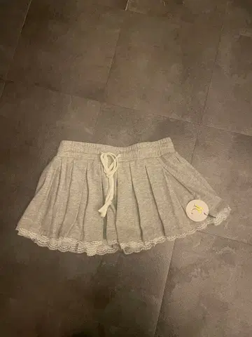 펠리큘 그레이 맨투맨 스커트