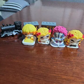 귀살대 피규어 세트와 기차 부품