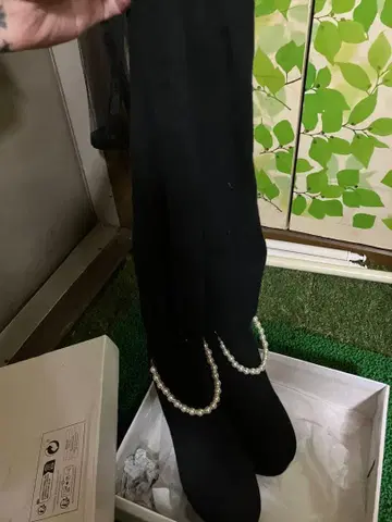 펄 장식 블랙 니하이 부츠