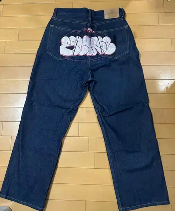 X-LARGE 그래피티 자수 다크 블루 데님 팬츠