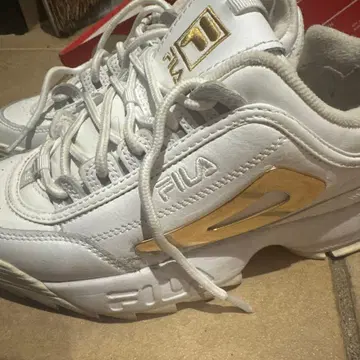 FILA 화이트 골드 악센트 스니커즈
