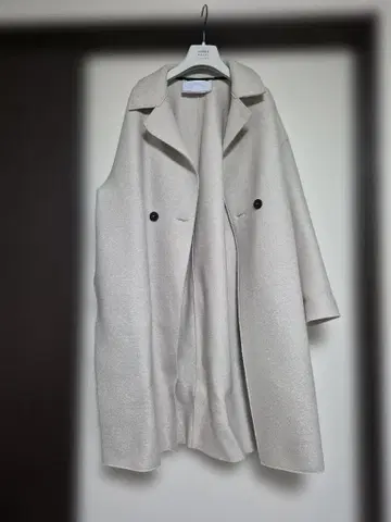 HARRIS WHARF LONDON 화이트 코트