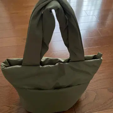 올리브 그린 토트백 핸들 디자인