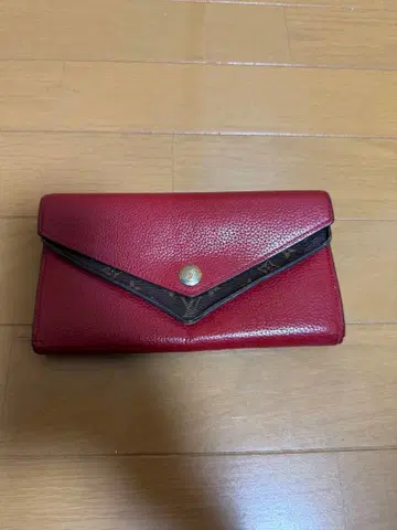 빨간색 가죽 모노그램 장지갑