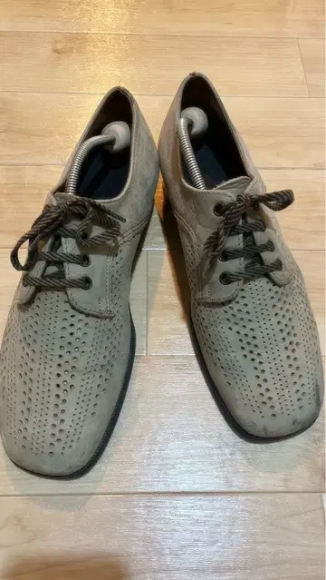 가죽 소재의 펀칭 ( 통기 구멍 ) 신발