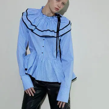 엣지 트림 러플 셔츠