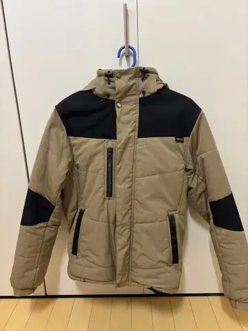 베이지와 블랙 다운 자켓