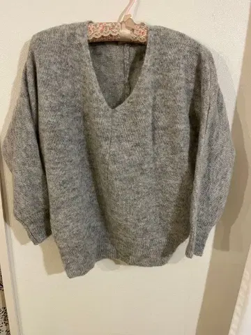 저널 스탠다드 그레이 V넥 7부 소매 스웨터