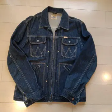 랭글러 데님 자켓 24MJZ 복각판입니다. 레어 XL 사이즈입니다.