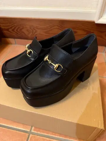 새상품급 evelyn 통굽 로퍼 L 사이즈