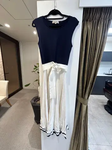 네이비 슬리브리스 원피스