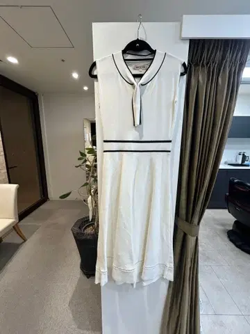 슬리브리스 화이트 무릎 기장 원피스