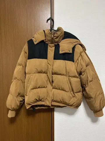 후드 부착 베이지 다운 자켓