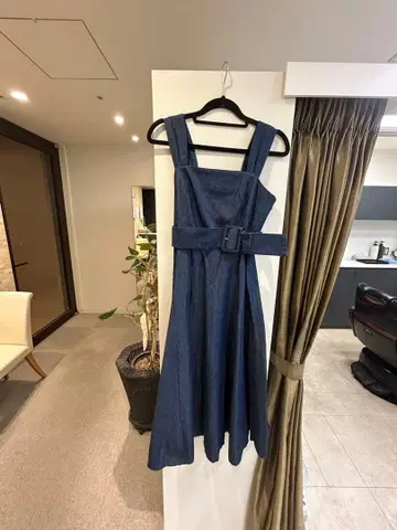 벨트 포함 다크 블루 원피스