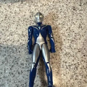 울트라맨 피규어 파랑과 은색 울트라맨 코스모스 루나 모드