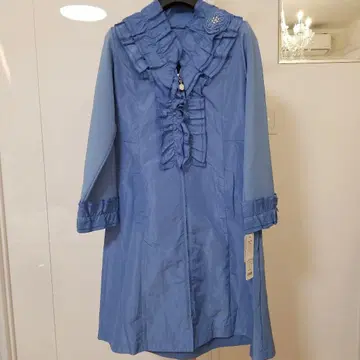 새상품 슈퍼뷰티 프릴 장식 라이트 블루 롱 코트