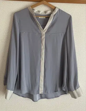 Loungedress 조젯 블라우스 긴팔 드레이프감 블루 골드 버튼