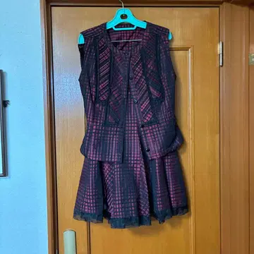 빨간색과 블랙 체크 무늬 스커트 셋업