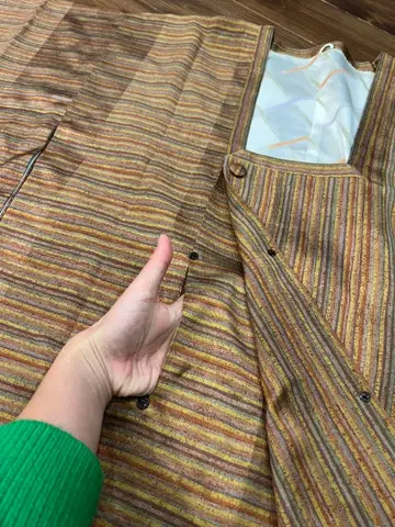 브라운 계열 기모노 코트 스트라이프 패턴 포켓 부착