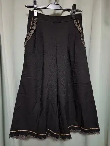 axes femme 블랙 가우초 팬츠 레이스 장식 포함