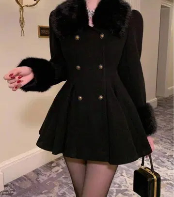 퍼 달린 블랙 울 코트