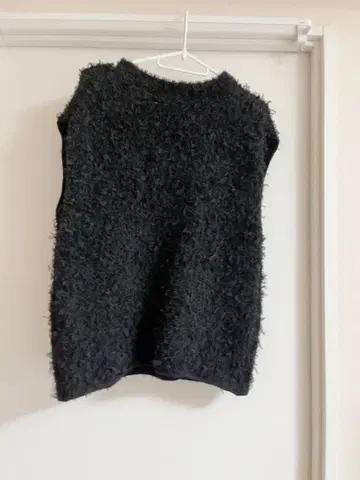 미라 오웬 샤기 니트 베스트 블랙