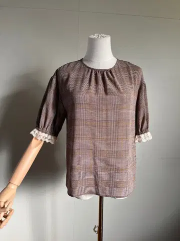 체크 무늬 반팔 블라우스 레이스 소매