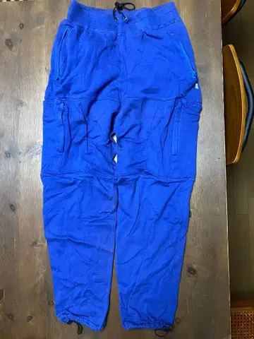 모어 어바웃 레스 블루 스웨트 팬츠 다기능 포켓 부착