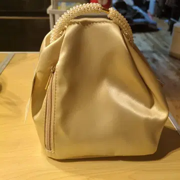 아이보리 새틴 펄 핸들 백