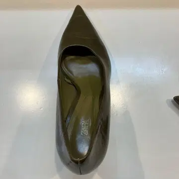 ZARA 올리브 그린 스틸레토 펌프스