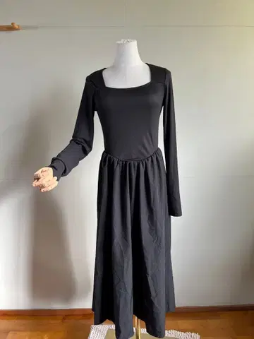 블랙 롱 원피스 긴팔 스퀘어넥