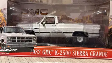 그린라이트 1982 GMC K2500 시에라 래글런 1:18