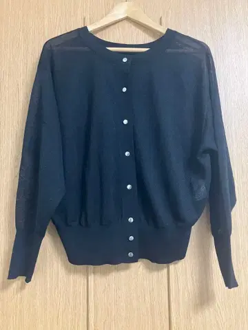 블랙 버튼 부착 가디건