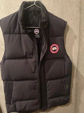 Canada Goose 블랙 다운 베스트