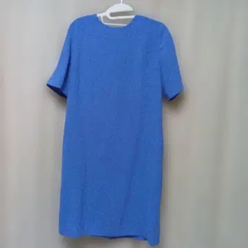 파란색 반팔 무릎 기장 원피스