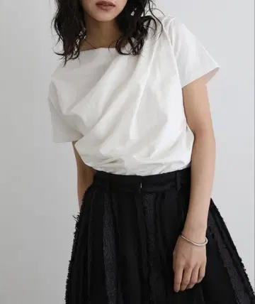 화이트 반팔 T셔츠 드레이프 디자인
