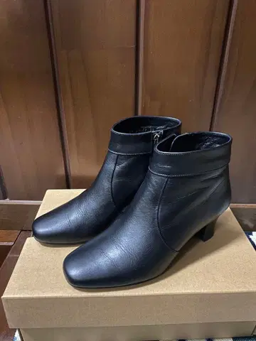 블랙 가죽 앵클부츠