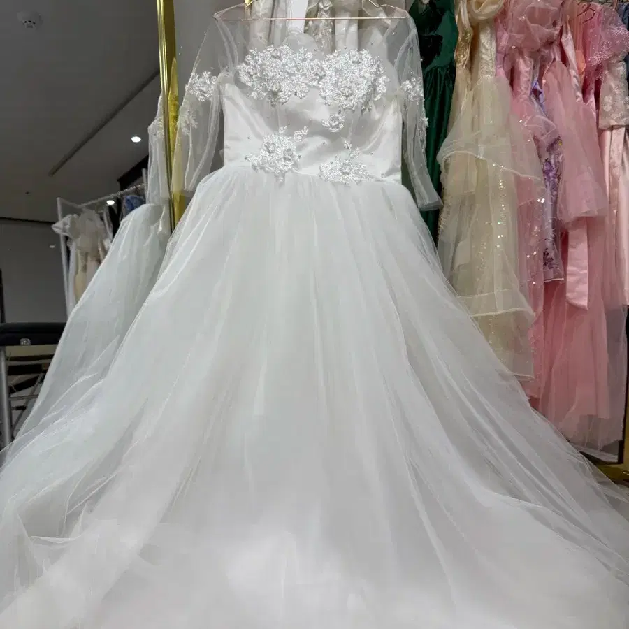 화이트 웨딩 드레스 레이스 장식, image size:900x900